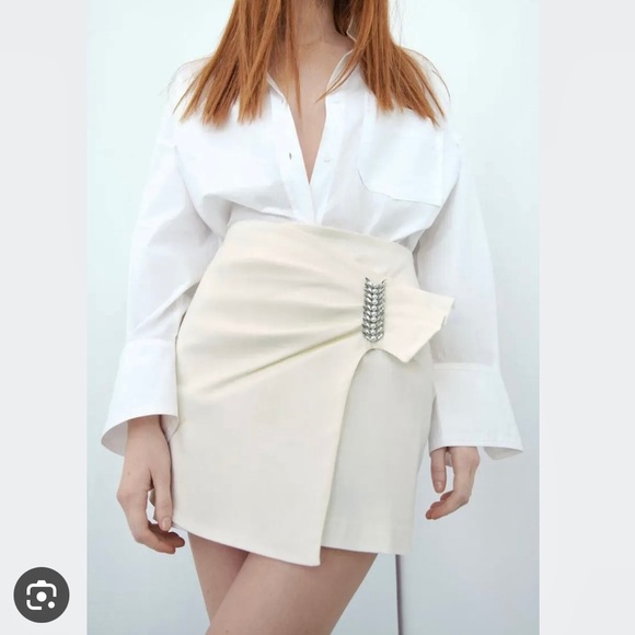 Zara NWT Pearl embellished buckle off white / ivory / cream ruched mini skirt - Picture 15 of 16